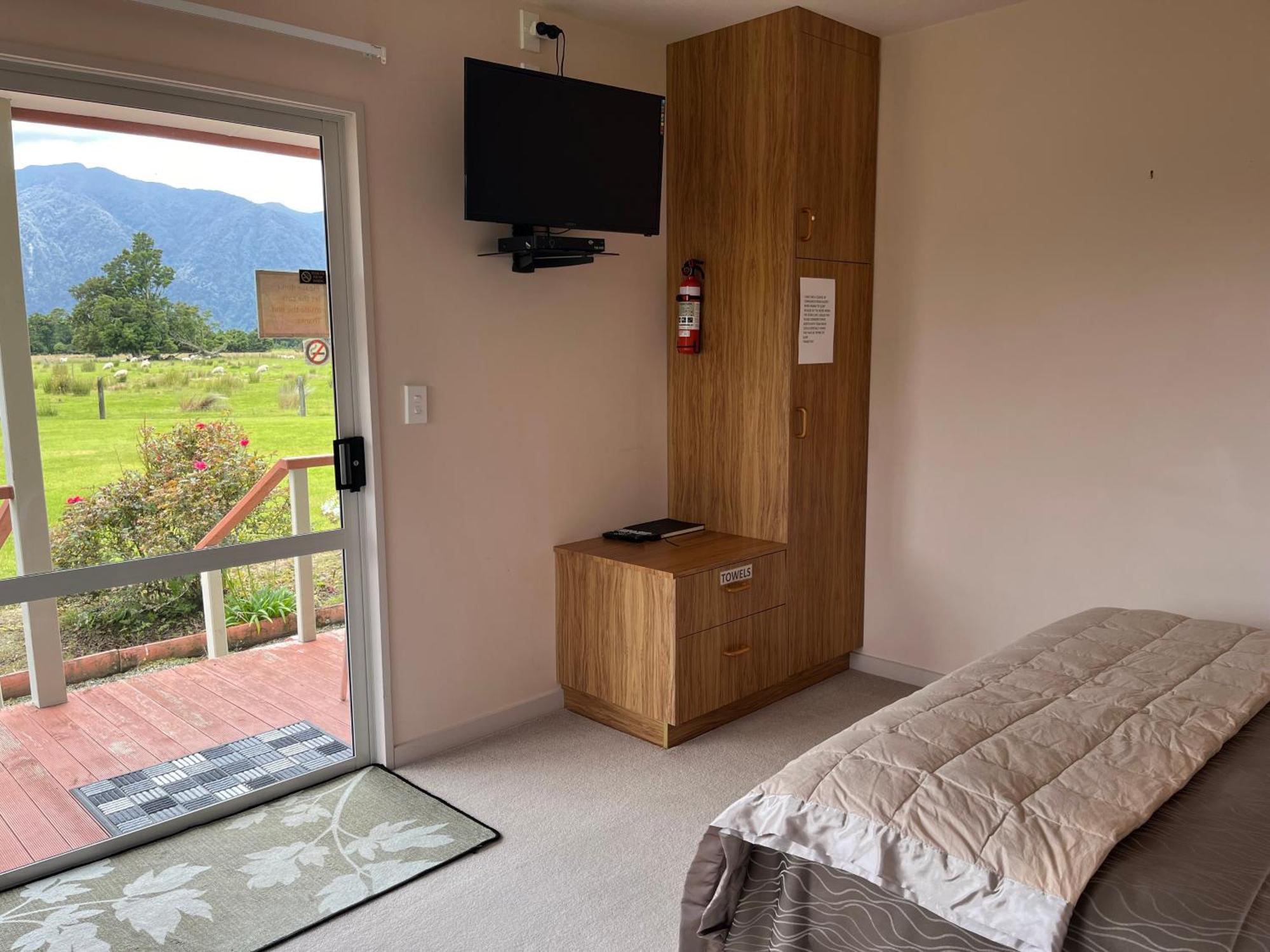 Carrickfergus Cottage Unit 1 Harihari ภายนอก รูปภาพ
